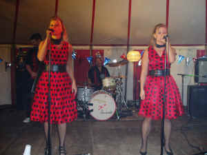 De fantastiske piger i bandet "Honeylips & the Rockets"